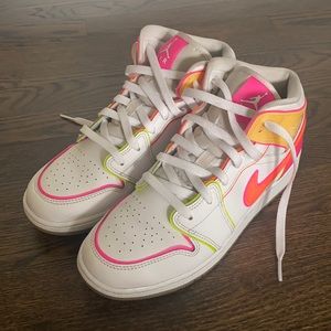 Air Jordan 1 Mids GS “Edge Glow”